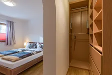 ferienwohnung_prama_pramaweg_97_going_schlafzimmer_begehbarer_schrank.jpg